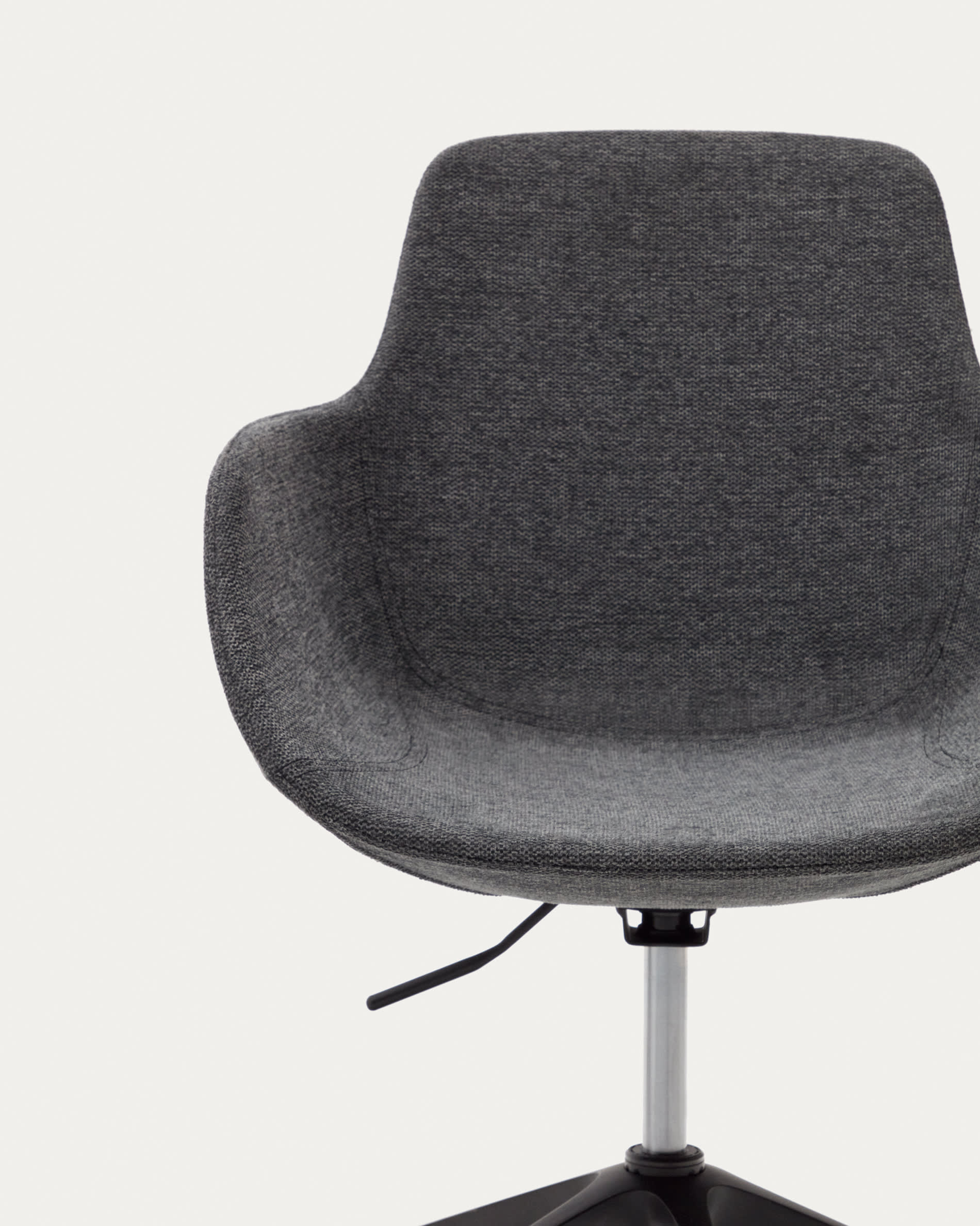 Moderner Tissiana Schreibtischstuhl in Dunkelgrau mit stilvollem mattschwarzem Aluminiumgestell, ideal für ergonomisches Arbeiten im Home-Office.