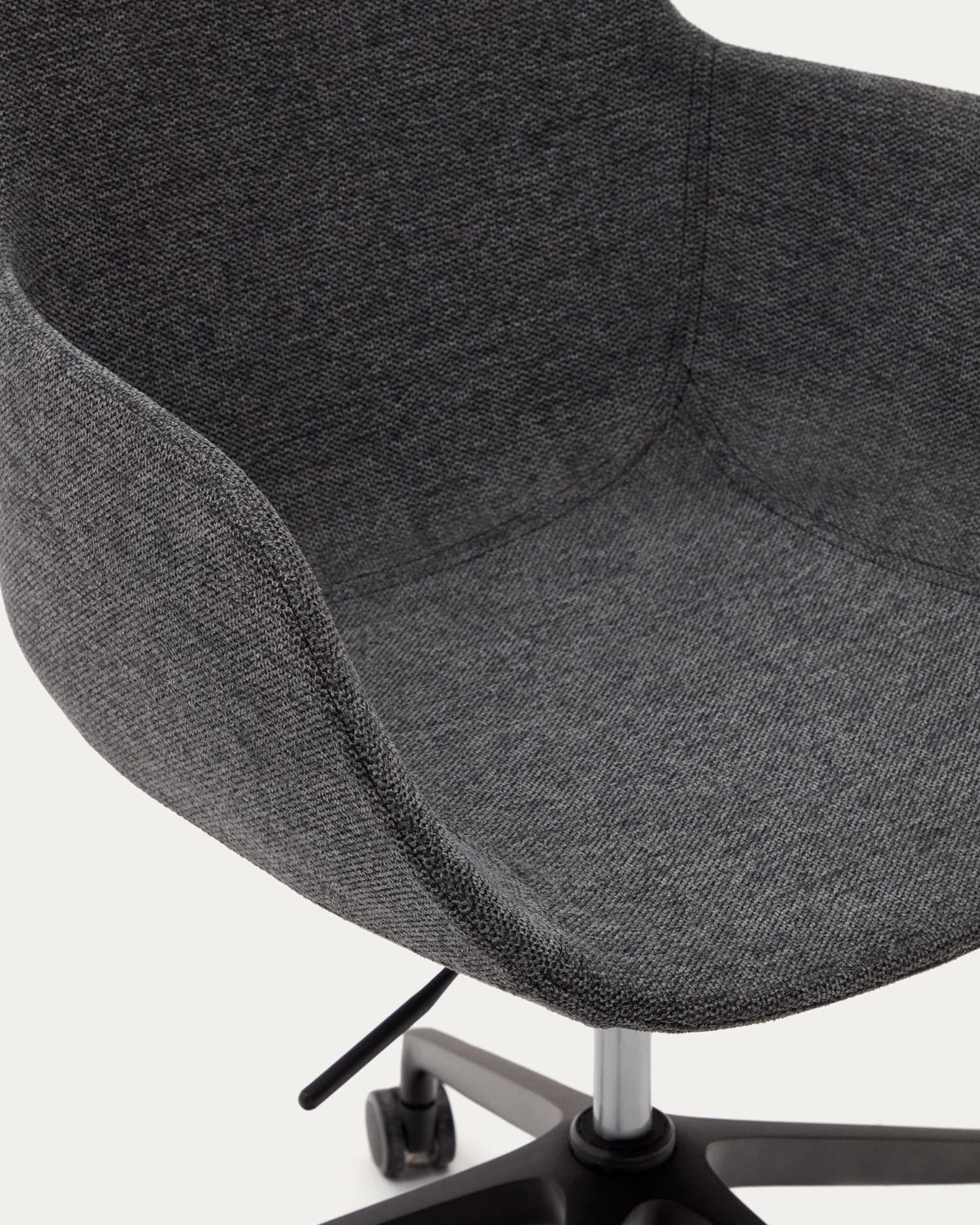 Eleganter Tissiana Schreibtischstuhl in Dunkelgrau mit robustem mattschwarzem Aluminium, perfekt für stilvolles und komfortables Arbeiten.