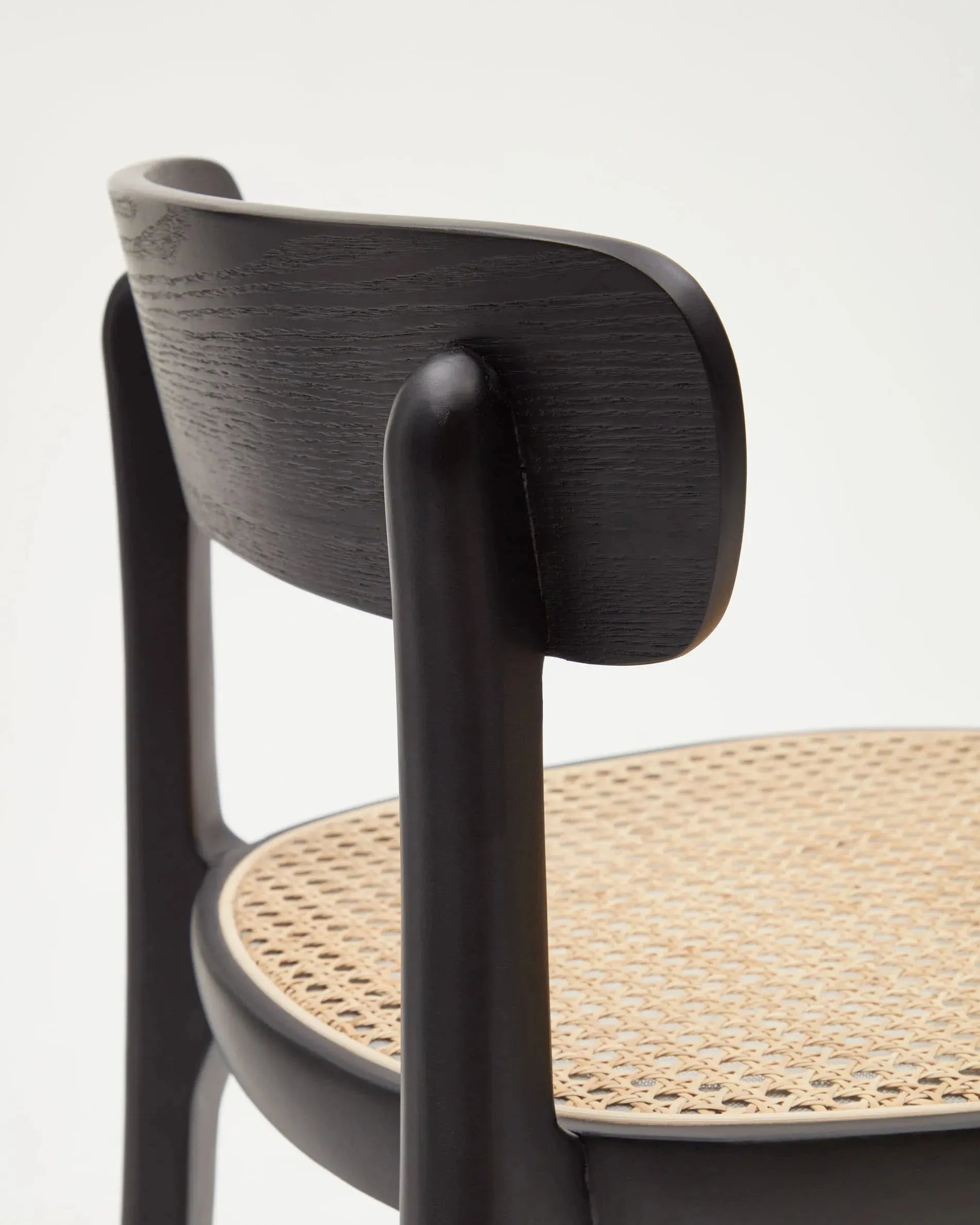 Moderner Romane Hocker aus Buchenholz, schwarzes Finish, Eschenfurnier und Rattan, 75 cm hoch, perfekt für stilvolle Einrichtungen.
