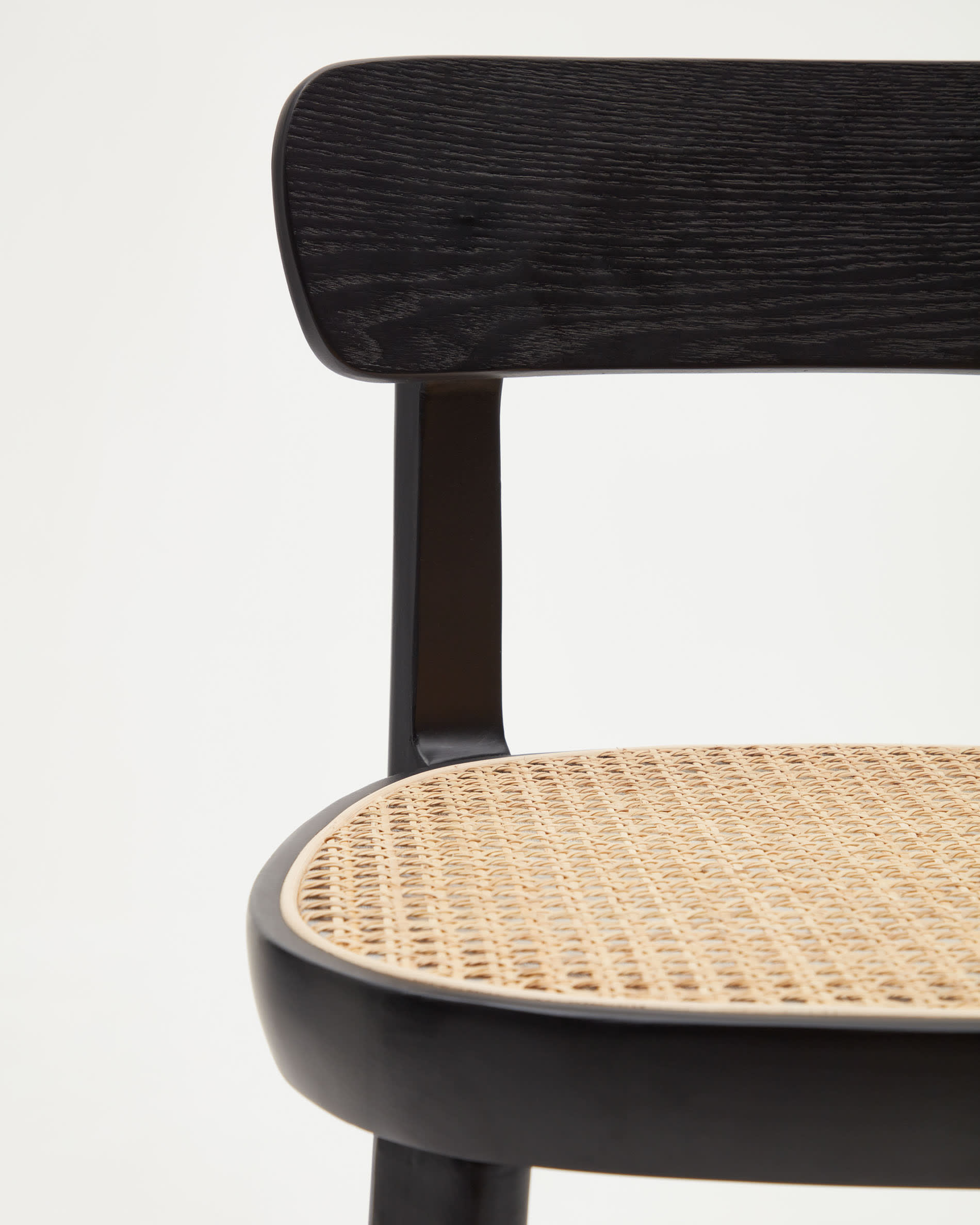Eleganter Romane Hocker aus Buchenholz mit schwarzem Finish, Eschenfurnier und Rattan, 75 cm hoch, ideal für moderne Wohnräume.