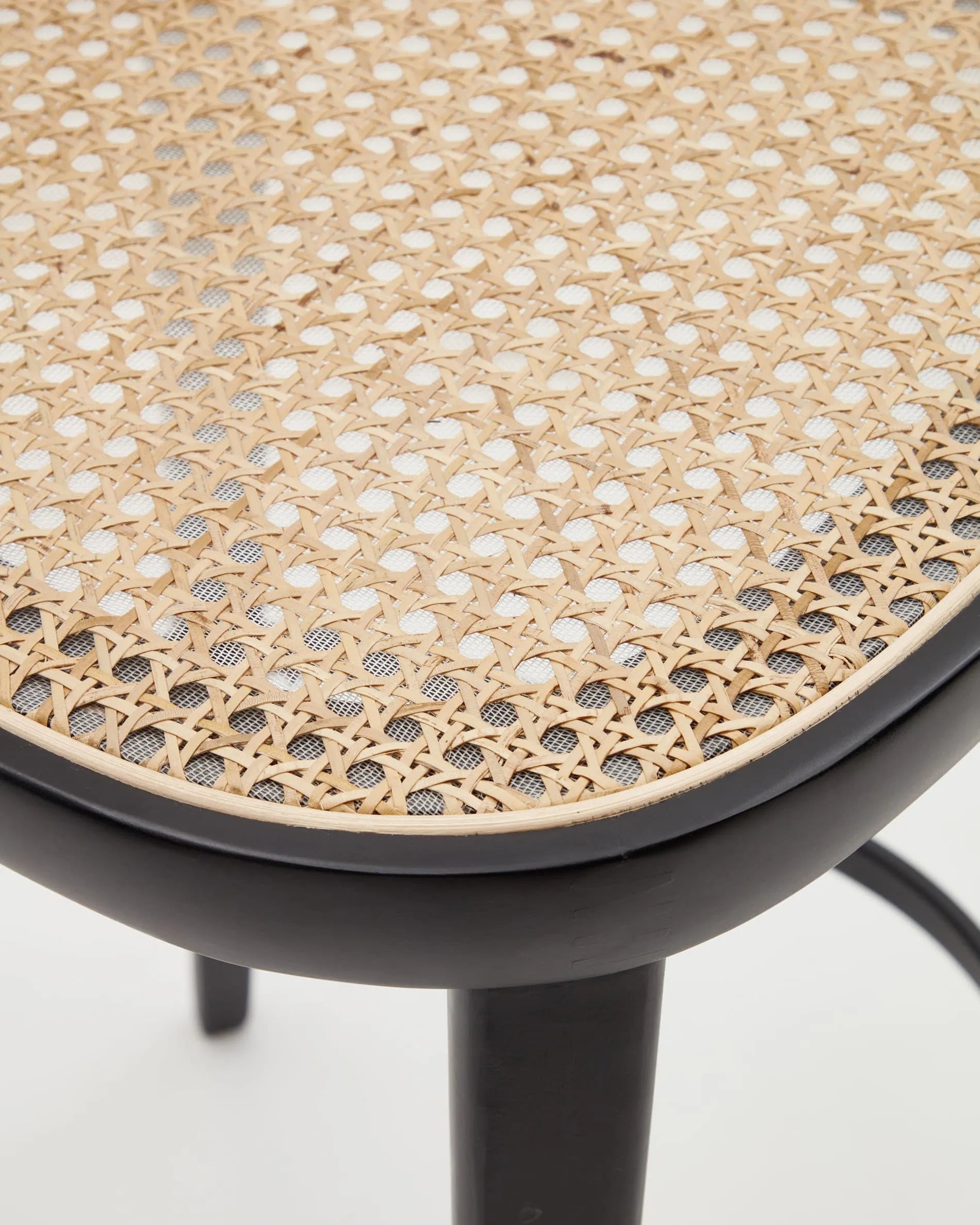Moderner Romane Hocker aus Buchenholz, schwarzes Finish, Eschenfurnier und Rattan, 75 cm hoch, perfekt für stilvolle Einrichtungen.