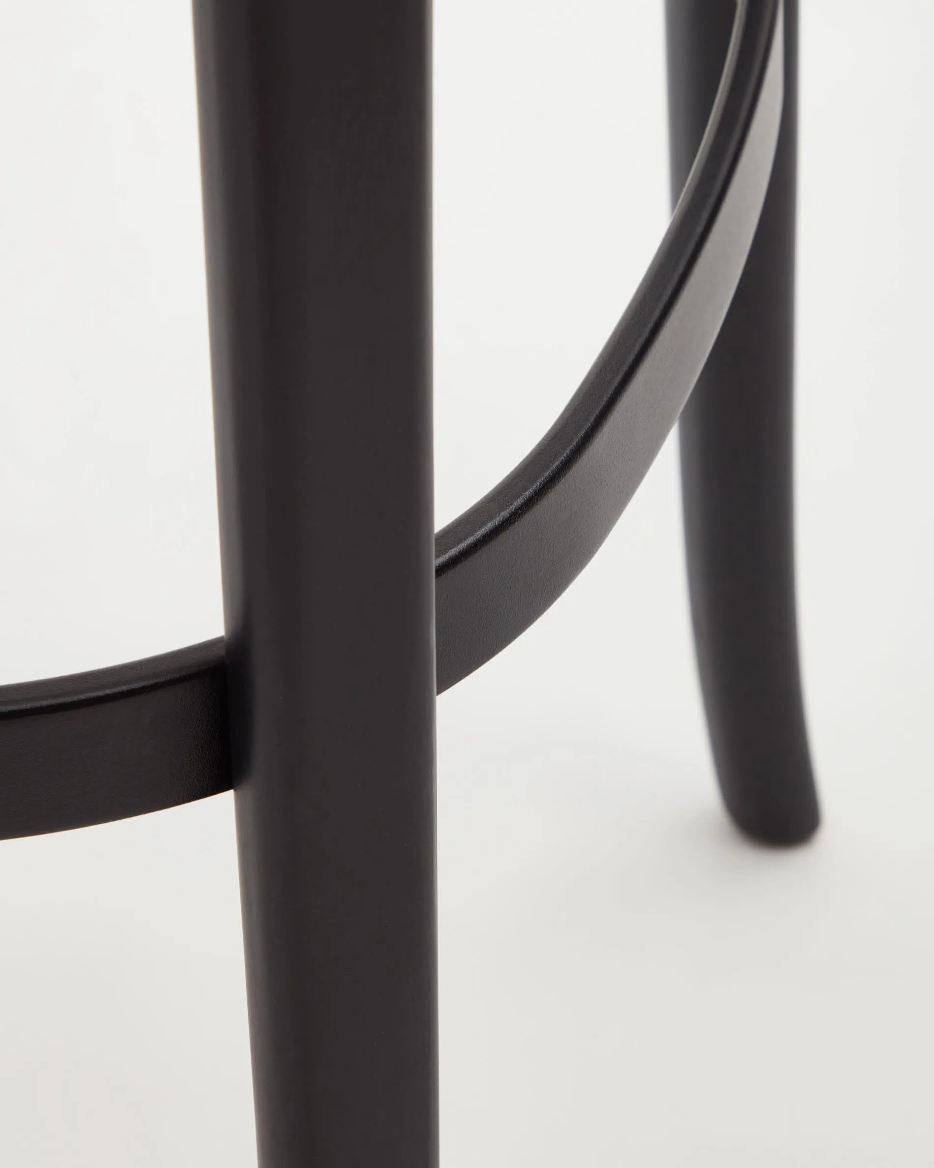 Eleganter Romane Hocker aus Buchenholz mit schwarzem Finish, Eschenfurnier und Rattan, 75 cm hoch, ideal für moderne Wohnräume.