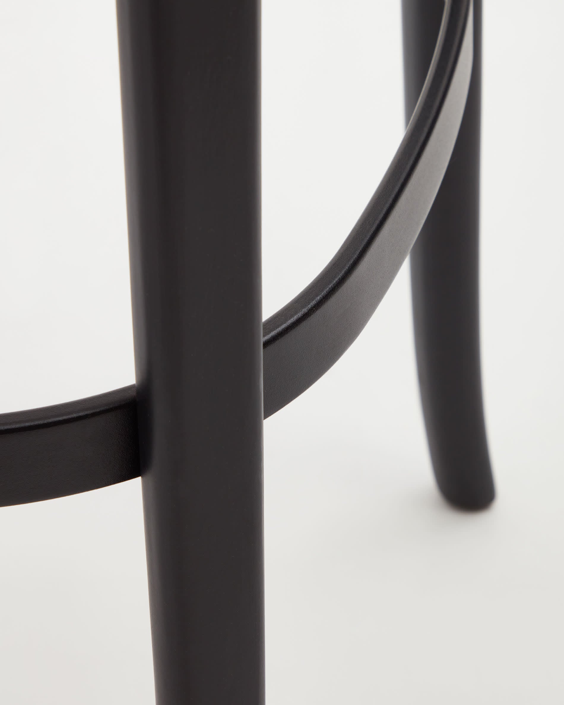 Eleganter Romane Hocker aus Buchenholz mit schwarzem Finish, Eschenfurnier und Rattan, 75 cm hoch, ideal für moderne Wohnräume.
