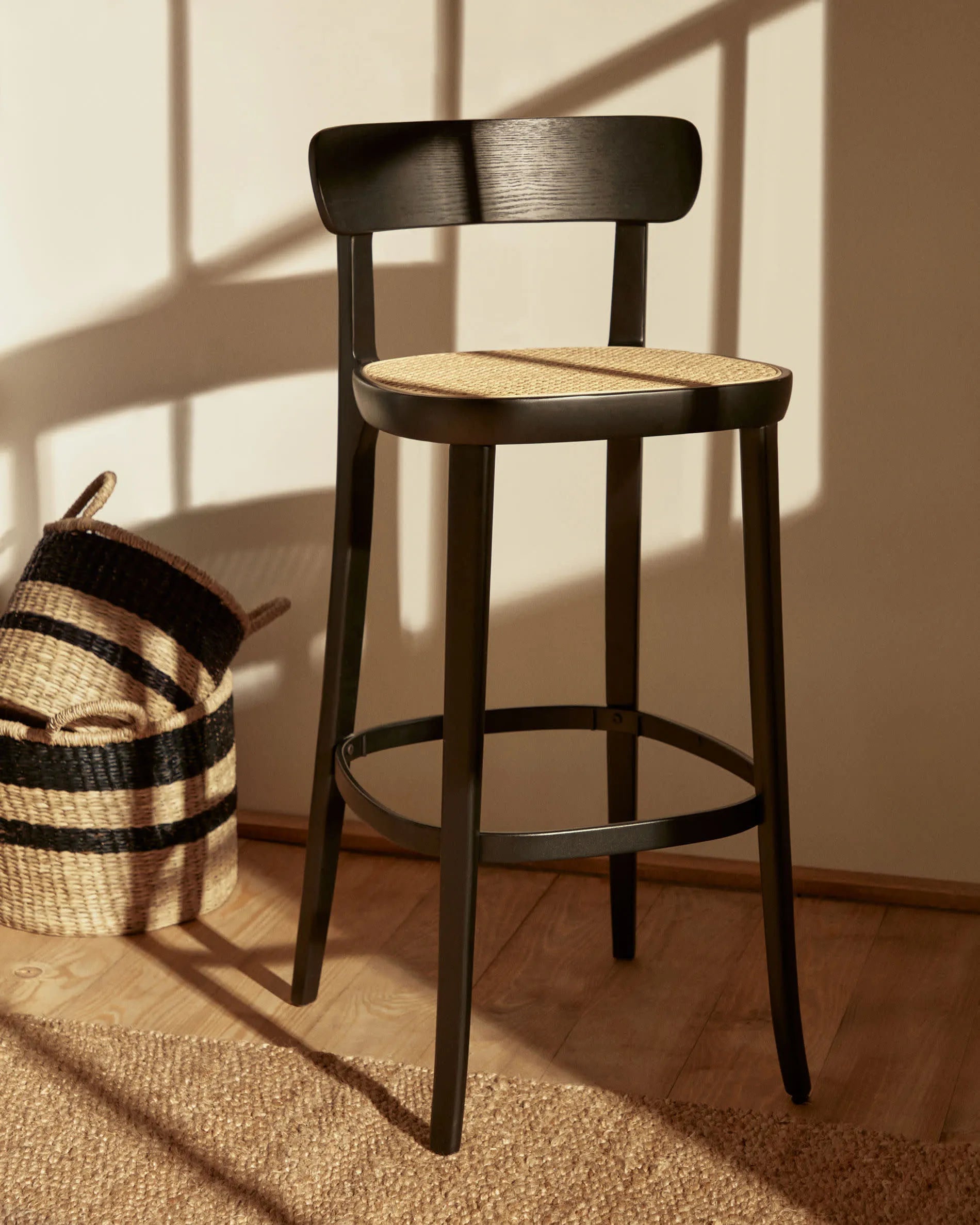 Moderner Romane Hocker aus Buchenholz, schwarzes Finish, Eschenfurnier und Rattan, 75 cm hoch, perfekt für stilvolle Einrichtungen.