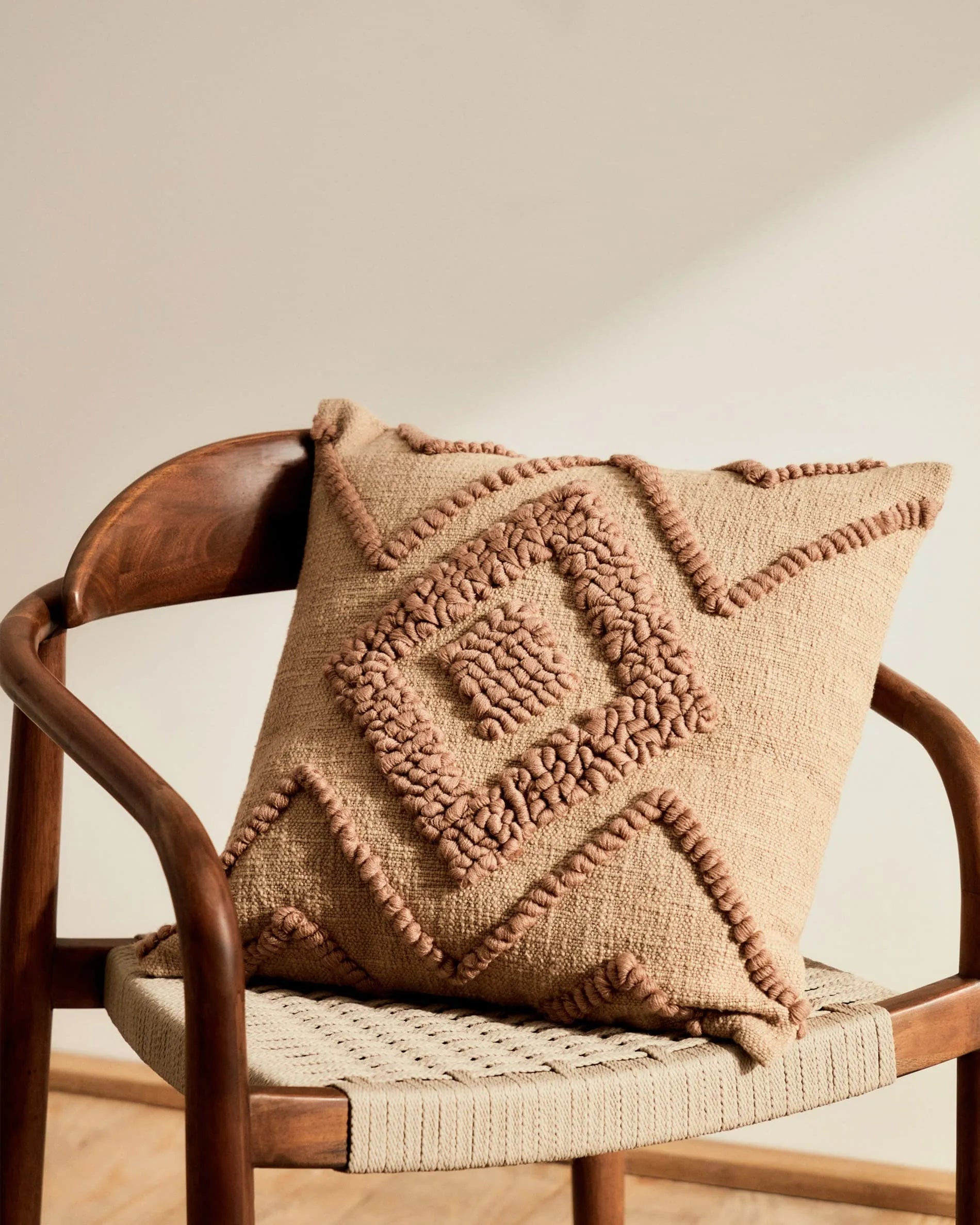 Fluff Kissenfüllung 45x45 cm von Kave Home, perfekt für dekorative Kissen, bietet Komfort und Stil für Ihr Zuhause.