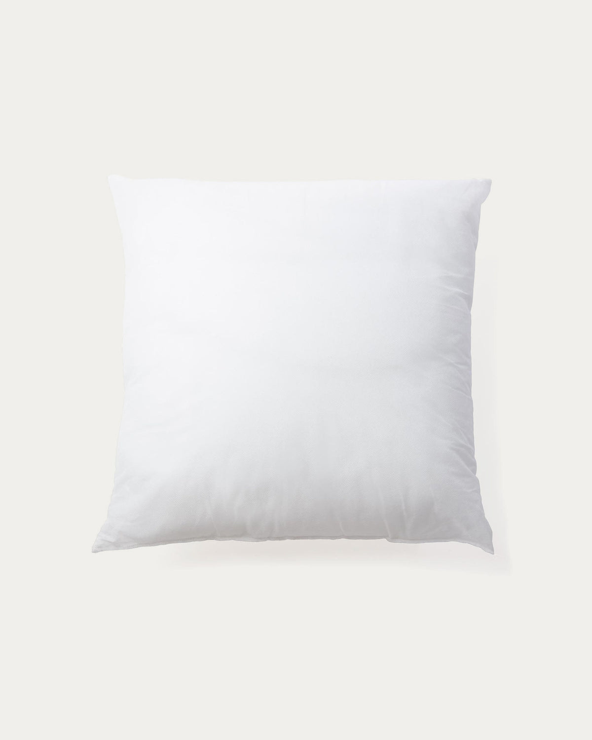 Fluff Kissenfüllung 70 x 70 cm, hergestellt in Spanien in Weiss präsentiert im Onlineshop von KAQTU Design AG. Kissenfüllung ist von Kave Home