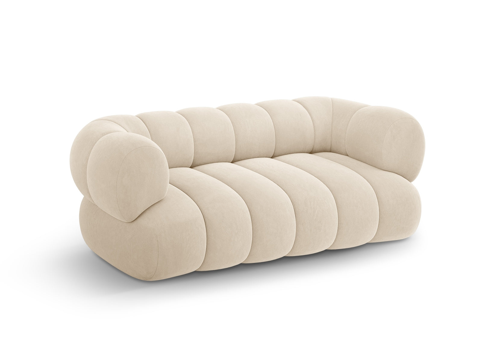 Stilvolles Koge Velour Sofa in sanftem Beige, perfekter 2-Sitzer für moderne Wohnkonzepte von Cosmopolitan Design.
