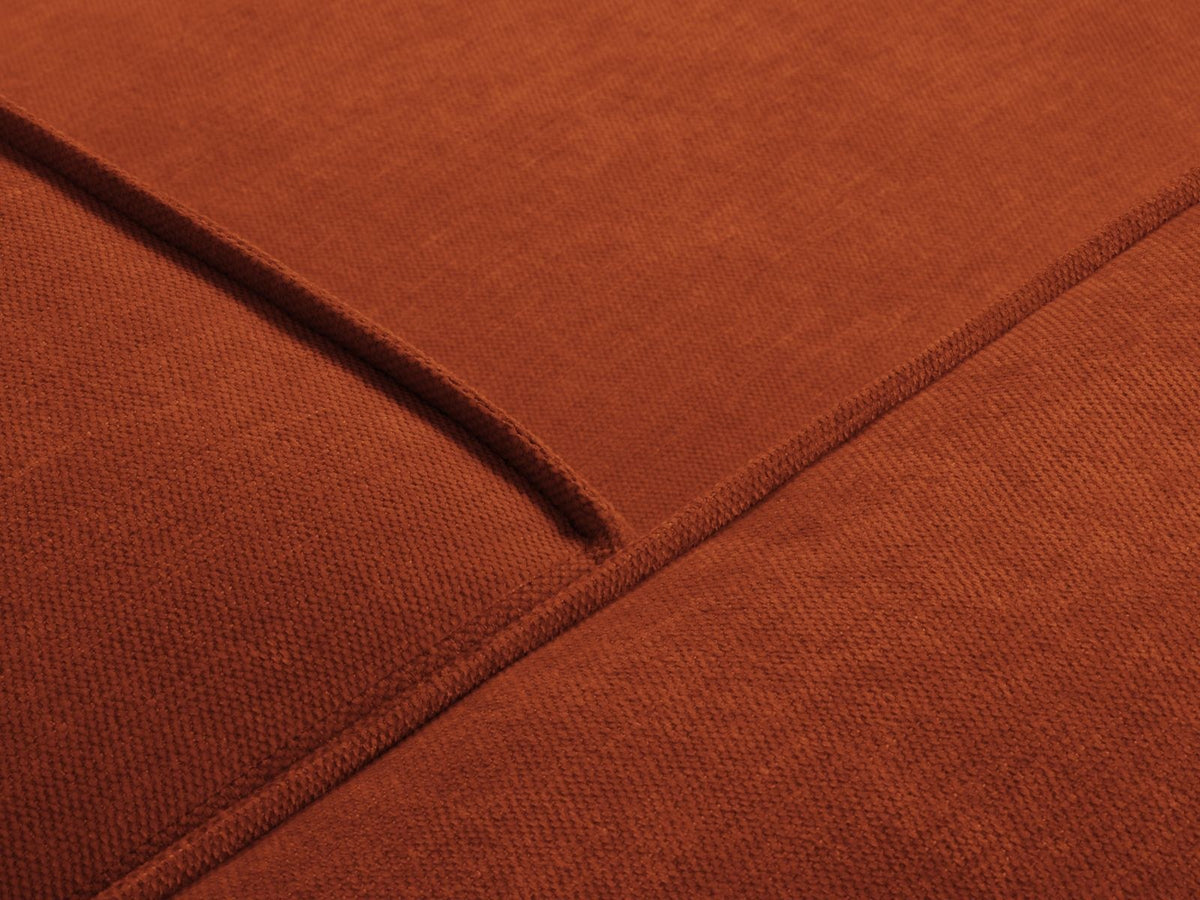 Zweisitzer-Sofa Turin von Cosmopolitan Design, Bezug in Light Beige-Rosario Chenille-Optik, Beine aus schwarzem Buchenholz, klare Linienführung.