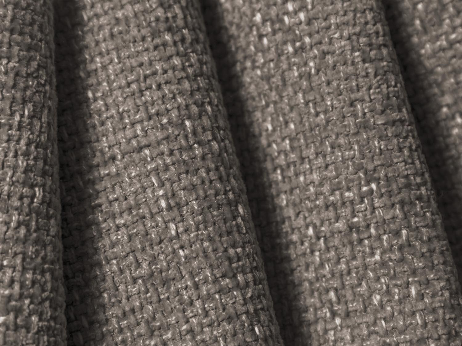 Stylisches 2-Sitzer Sofa Tulum in elegantem Grau, ideal für entspannte Wohnräume, entworfen von Cosmopolitan Design.