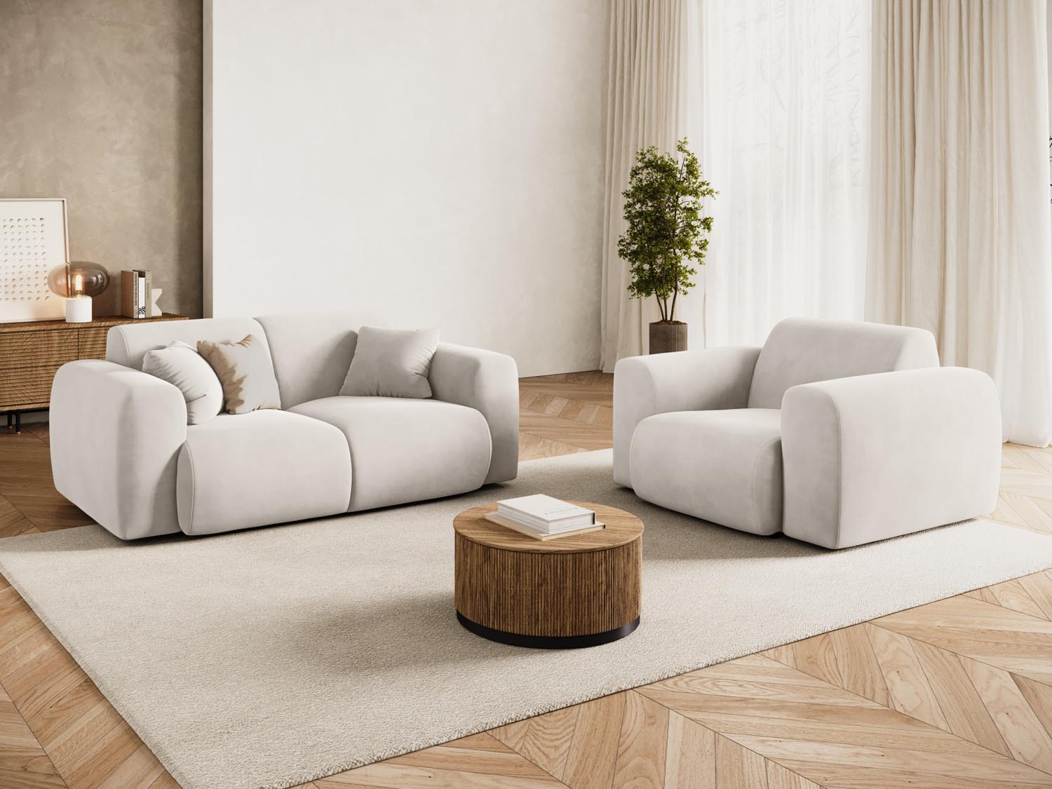 Elegantes Nolio Velour Sofa für zwei Personen in sanftem Beige, ideal für stilvolle Wohnräume und gemütliche Abende.