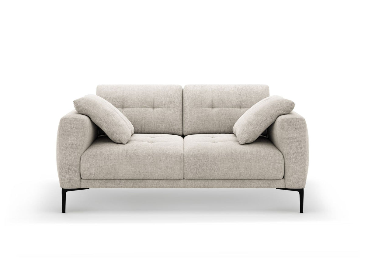 Beige Lazio 2-Sitzer Sofa von Cosmopolitan Design mit Sorella-Stoffbezug, Massivholzrahmen und schwarzen Metallbeinen im Studio.