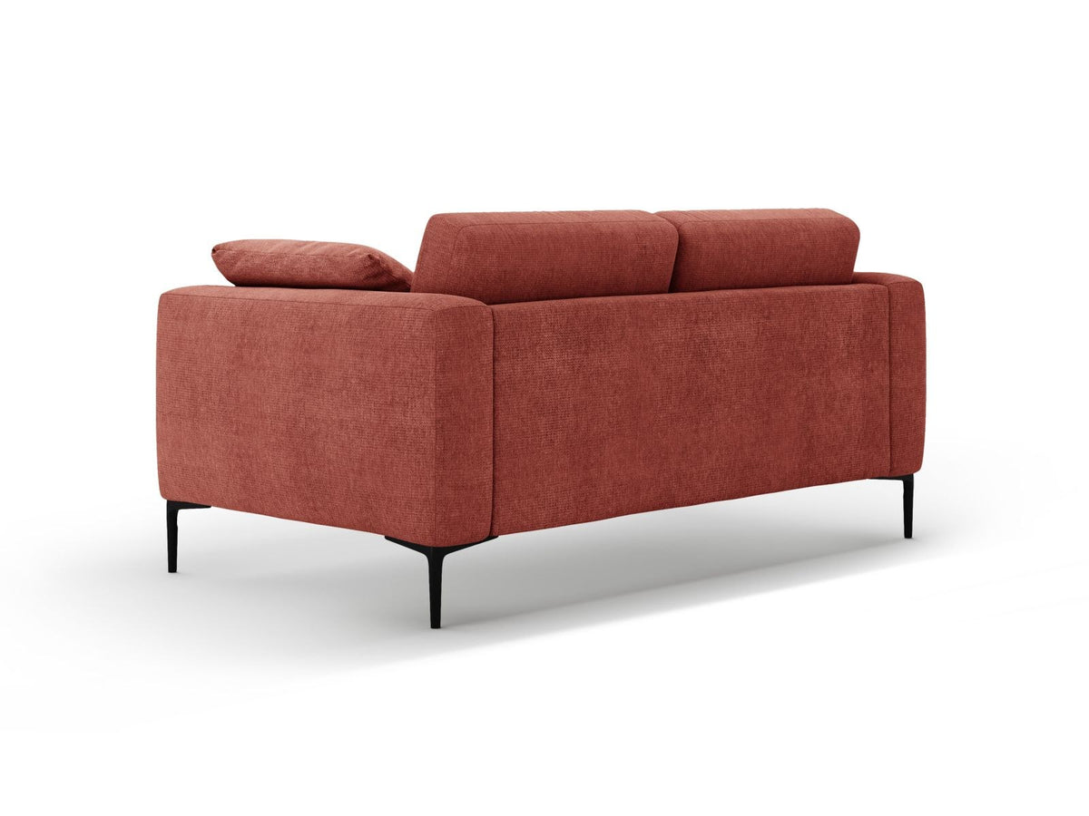 Beige Lazio 2-Sitzer Sofa von Cosmopolitan Design mit Sorella-Stoffbezug, Massivholzrahmen und schwarzen Metallbeinen im Studio.