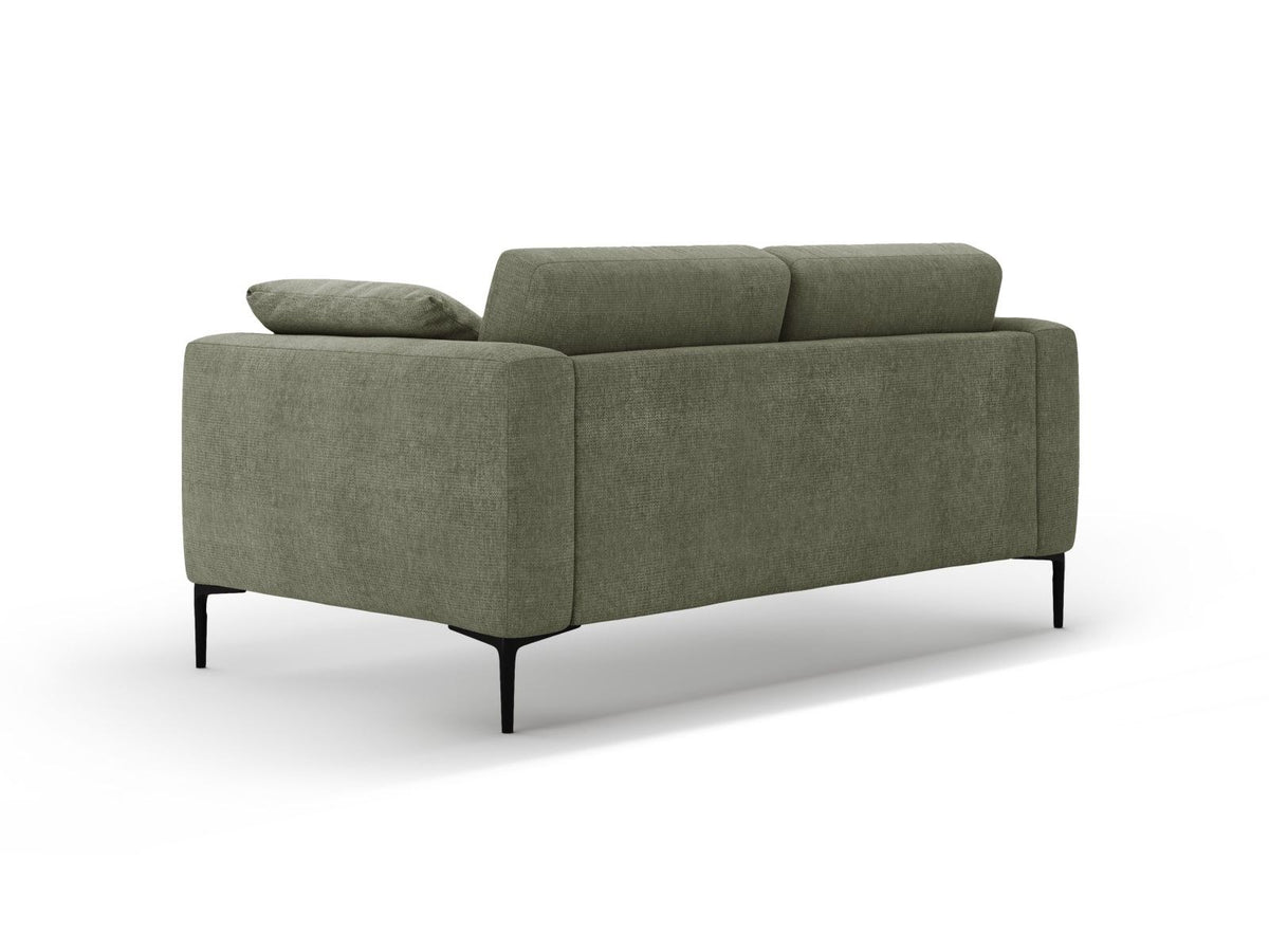 Beige Lazio 2-Sitzer Sofa von Cosmopolitan Design mit Sorella-Stoffbezug, Massivholzrahmen und schwarzen Metallbeinen im Studio.