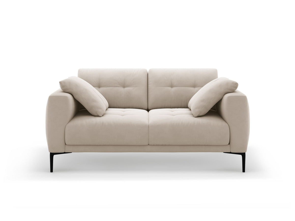 Beige Samt-Sofa Lazio mit zwei Sitzplätzen, Massivholzrahmen, schwarzen Metallbeinen und gepolsterter Rückenlehne aus Samtstoff.