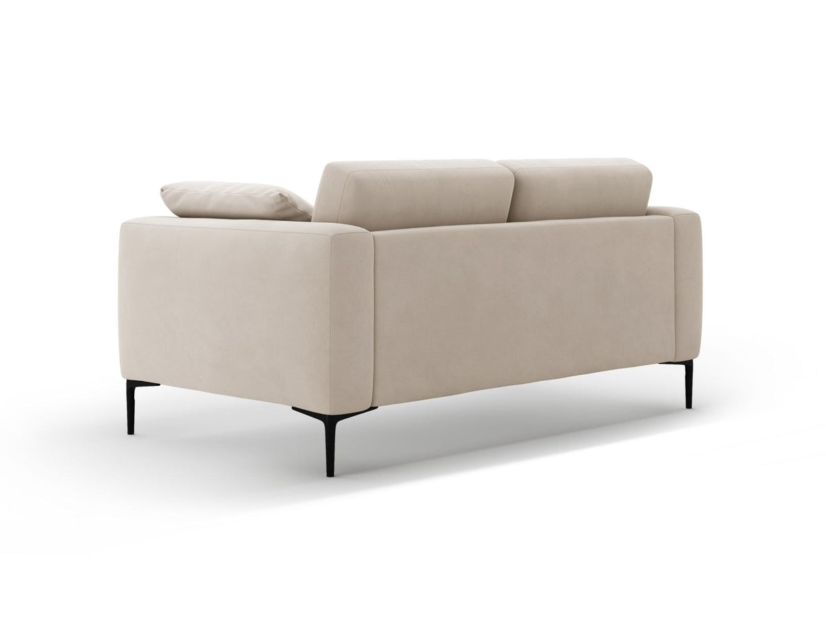 Beige Samt-Sofa Lazio mit zwei Sitzplätzen, Massivholzrahmen, schwarzen Metallbeinen und gepolsterter Rückenlehne aus Samtstoff.
