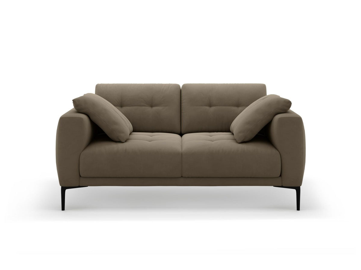 Beige Samt-Sofa Lazio mit zwei Sitzplätzen, Massivholzrahmen, schwarzen Metallbeinen und gepolsterter Rückenlehne aus Samtstoff.