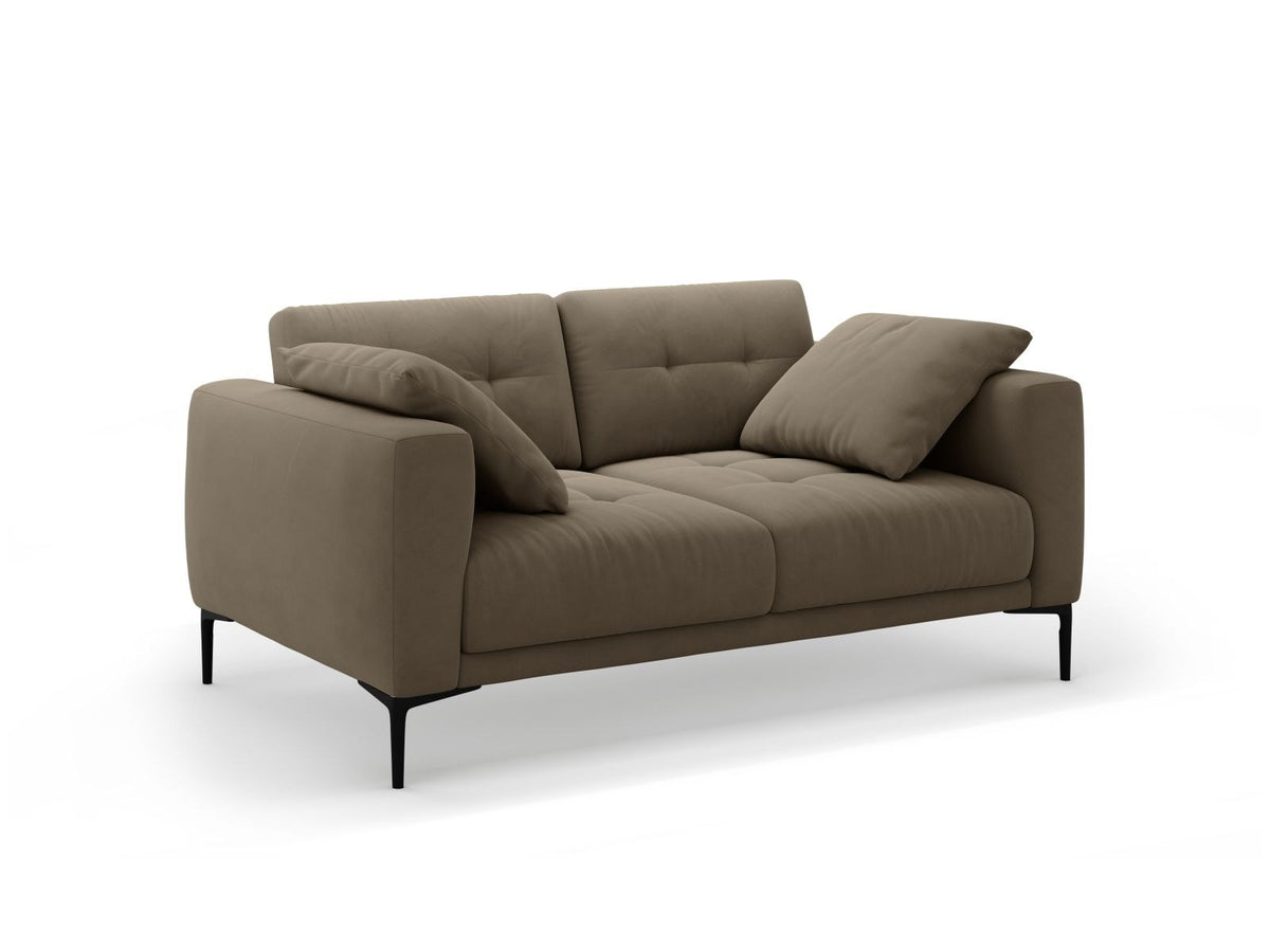 Beige Samt-Sofa Lazio mit zwei Sitzplätzen, Massivholzrahmen, schwarzen Metallbeinen und gepolsterter Rückenlehne aus Samtstoff.