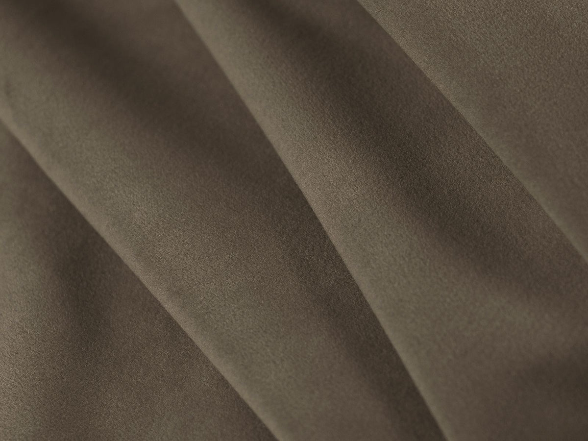 Beige Samt-Sofa Lazio mit zwei Sitzplätzen, Massivholzrahmen, schwarzen Metallbeinen und gepolsterter Rückenlehne aus Samtstoff.