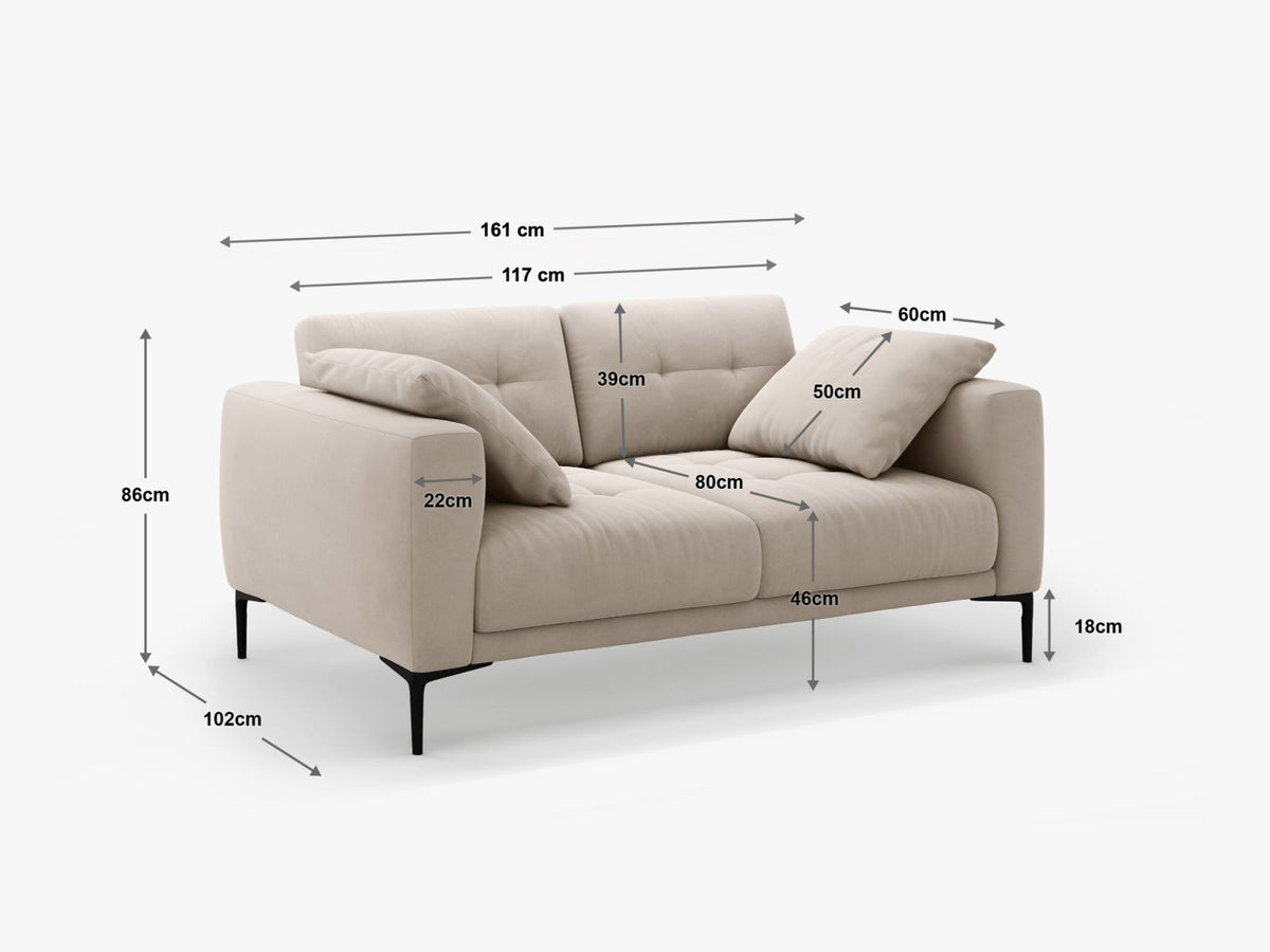 Beige Samt-Sofa Lazio mit zwei Sitzplätzen, Massivholzrahmen, schwarzen Metallbeinen und gepolsterter Rückenlehne aus Samtstoff.