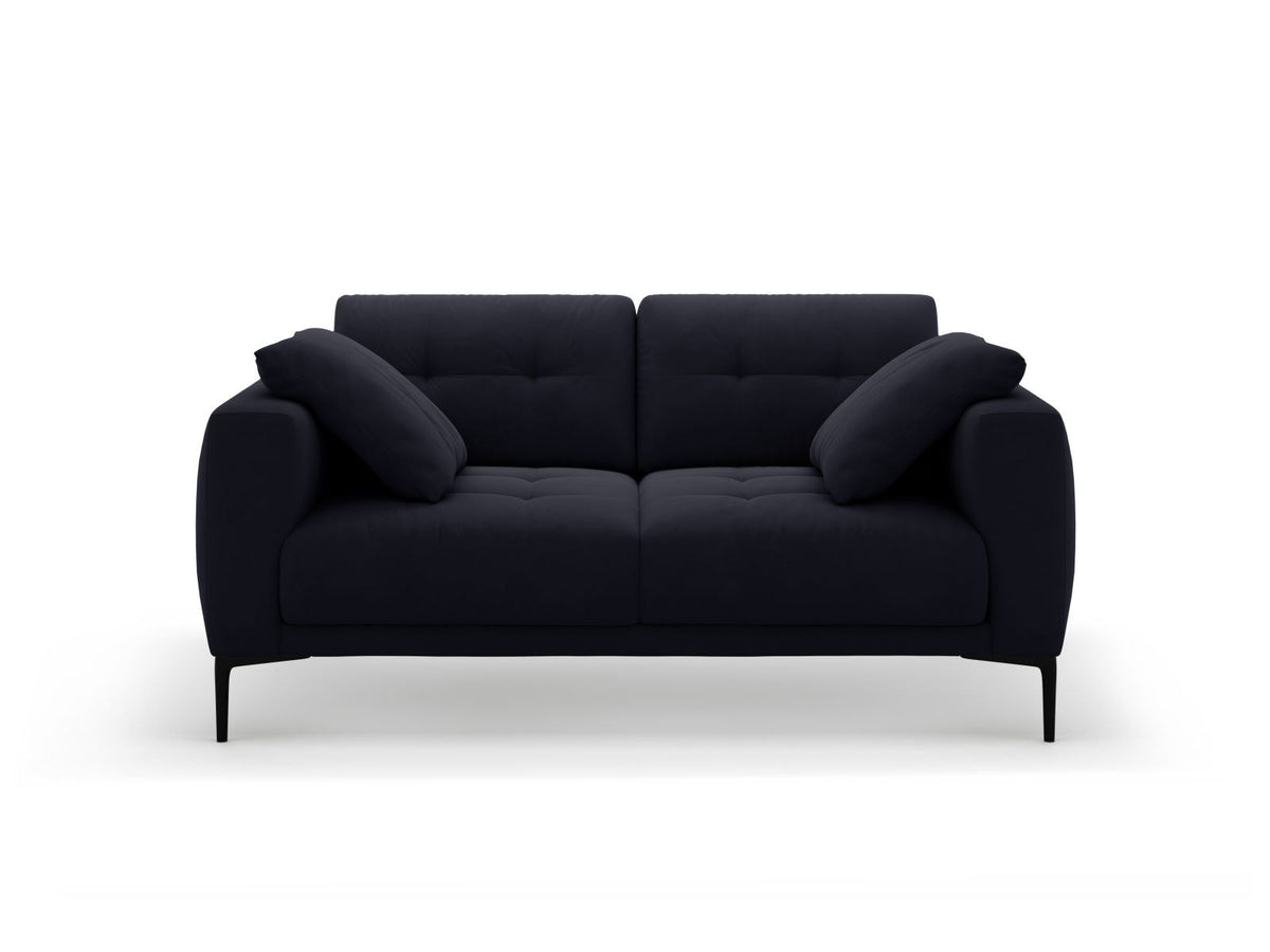 Beige Samt-Sofa Lazio mit zwei Sitzplätzen, Massivholzrahmen, schwarzen Metallbeinen und gepolsterter Rückenlehne aus Samtstoff.