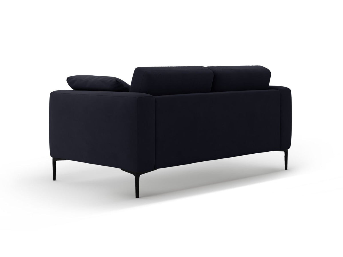 Beige Samt-Sofa Lazio mit zwei Sitzplätzen, Massivholzrahmen, schwarzen Metallbeinen und gepolsterter Rückenlehne aus Samtstoff.