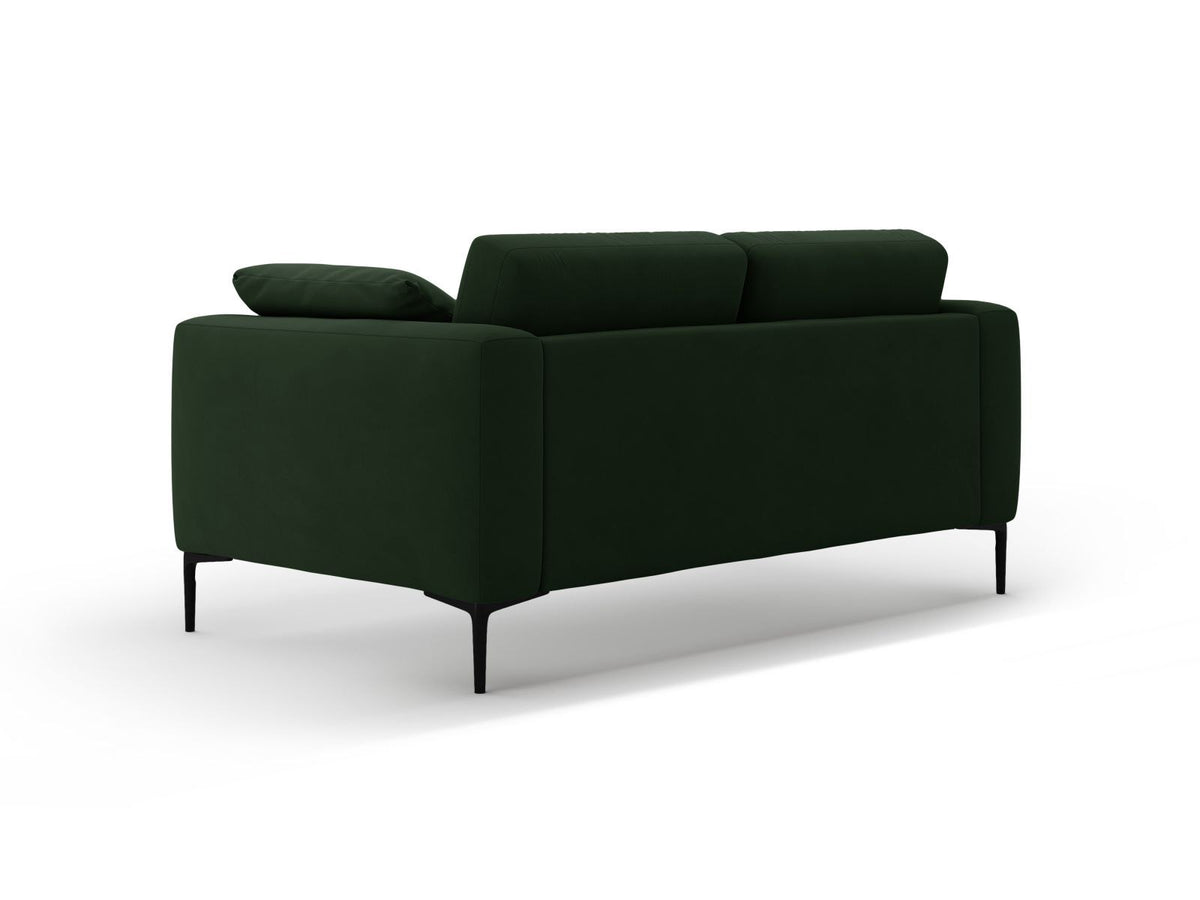 Beige Samt-Sofa Lazio mit zwei Sitzplätzen, Massivholzrahmen, schwarzen Metallbeinen und gepolsterter Rückenlehne aus Samtstoff.