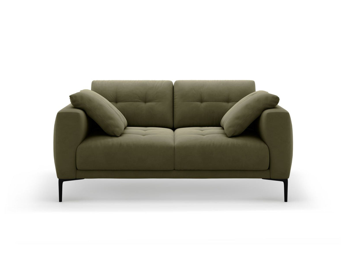 Beige Samt-Sofa Lazio mit zwei Sitzplätzen, Massivholzrahmen, schwarzen Metallbeinen und gepolsterter Rückenlehne aus Samtstoff.
