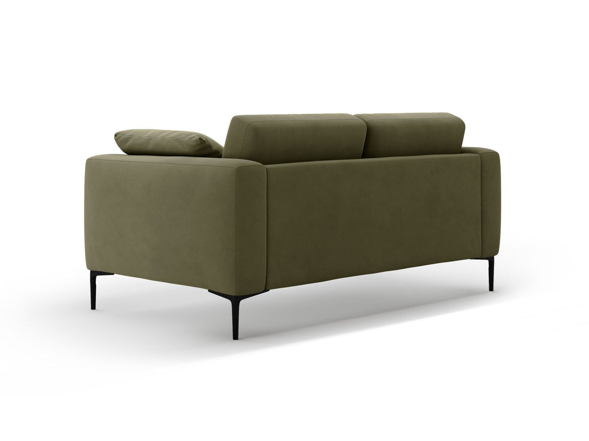 Beige Samt-Sofa Lazio mit zwei Sitzplätzen, Massivholzrahmen, schwarzen Metallbeinen und gepolsterter Rückenlehne aus Samtstoff.