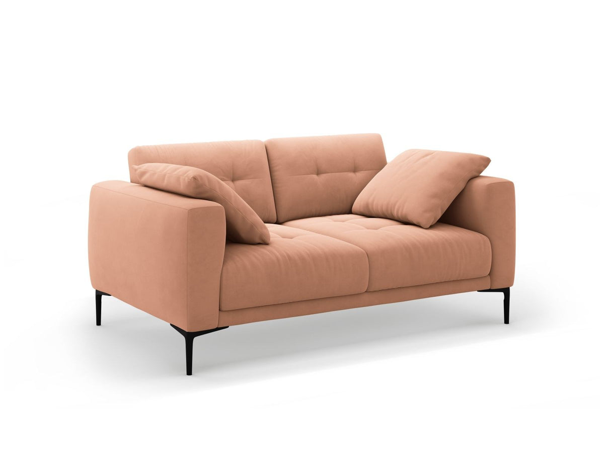 Beige Samt-Sofa Lazio mit zwei Sitzplätzen, Massivholzrahmen, schwarzen Metallbeinen und gepolsterter Rückenlehne aus Samtstoff.