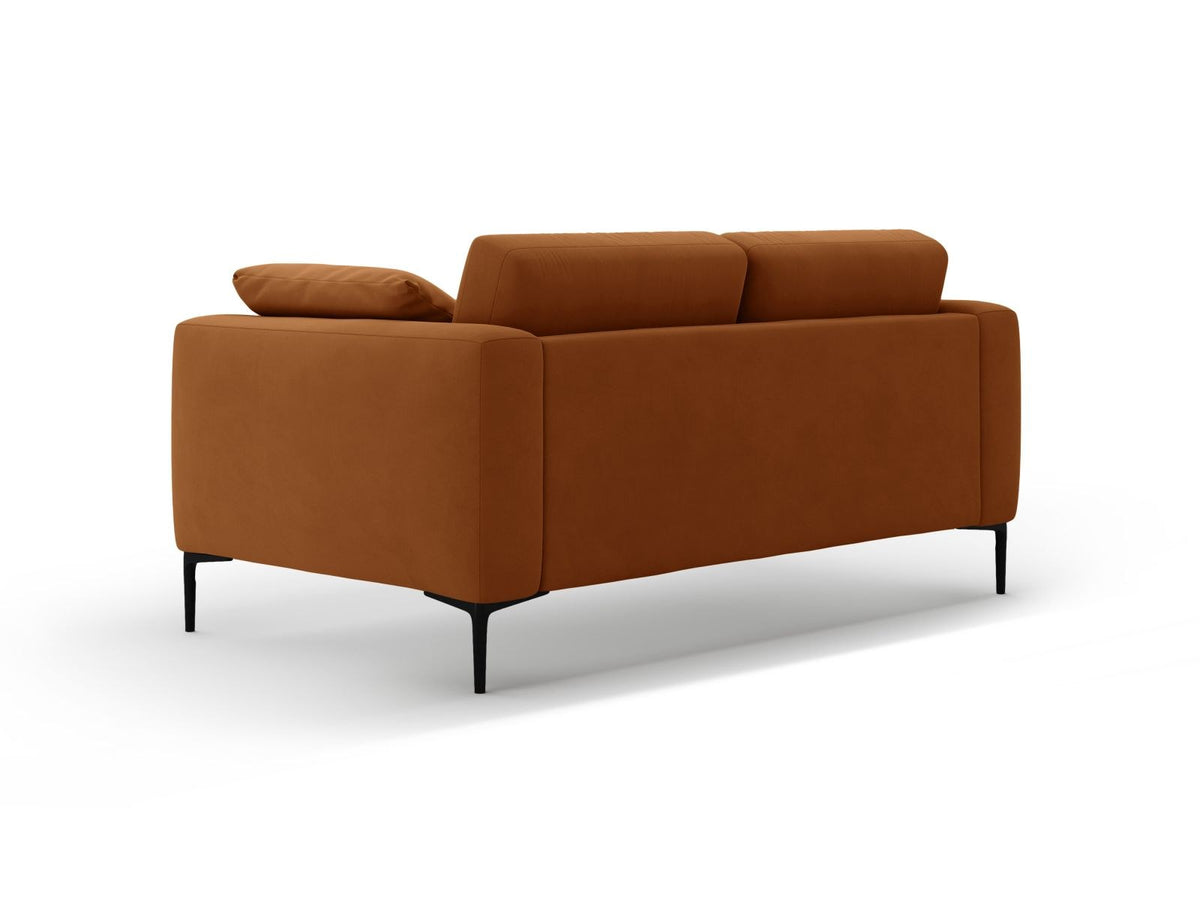 Beige Samt-Sofa Lazio mit zwei Sitzplätzen, Massivholzrahmen, schwarzen Metallbeinen und gepolsterter Rückenlehne aus Samtstoff.