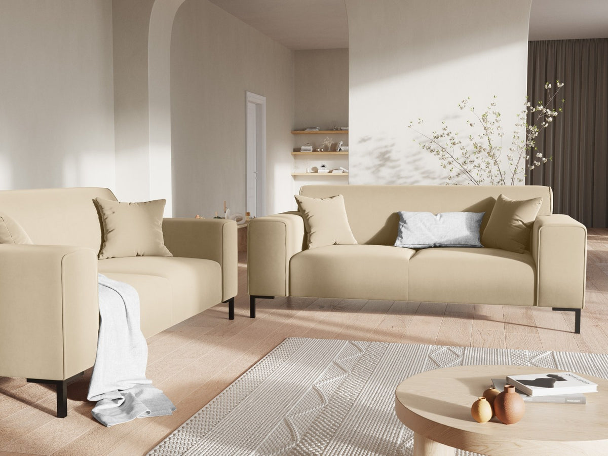 Zweisitzer-Sofa Siena in Beige-Salvador-Samt mit schwarzen Kunststoffbeinen, gepolsterter Sitzfläche und niedriger Rückenlehne, Frontansicht.