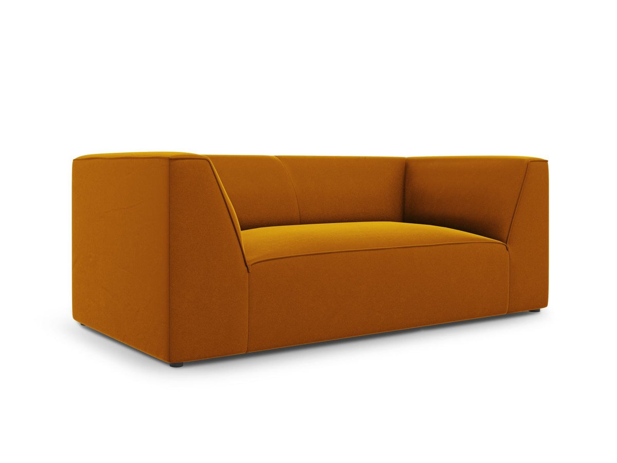 Zweisitzer-Sofa Siena in Beige-Salvador-Samt mit schwarzen Kunststoffbeinen, gepolsterter Sitzfläche und niedriger Rückenlehne, Frontansicht.