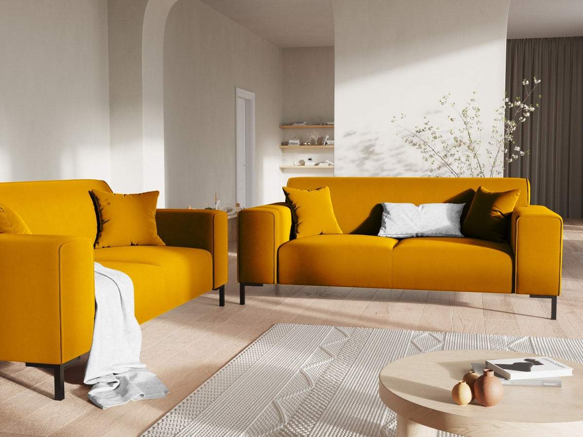 Zweisitzer-Sofa Siena in Beige-Salvador-Samt mit schwarzen Kunststoffbeinen, gepolsterter Sitzfläche und niedriger Rückenlehne, Frontansicht.