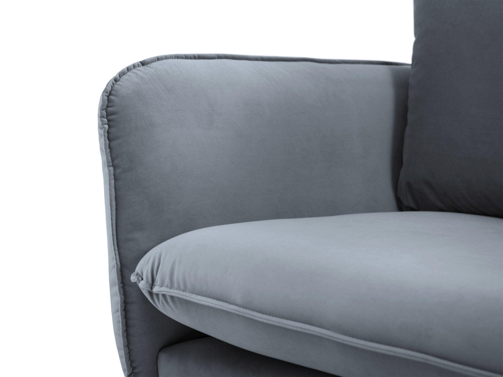 Entdecken Sie das stilvolle Vienna Velour Sofa 2 Sitzer von Cosmopolitan Design – ideal für kleine Räume, bietet es Komfort und Eleganz in einem.