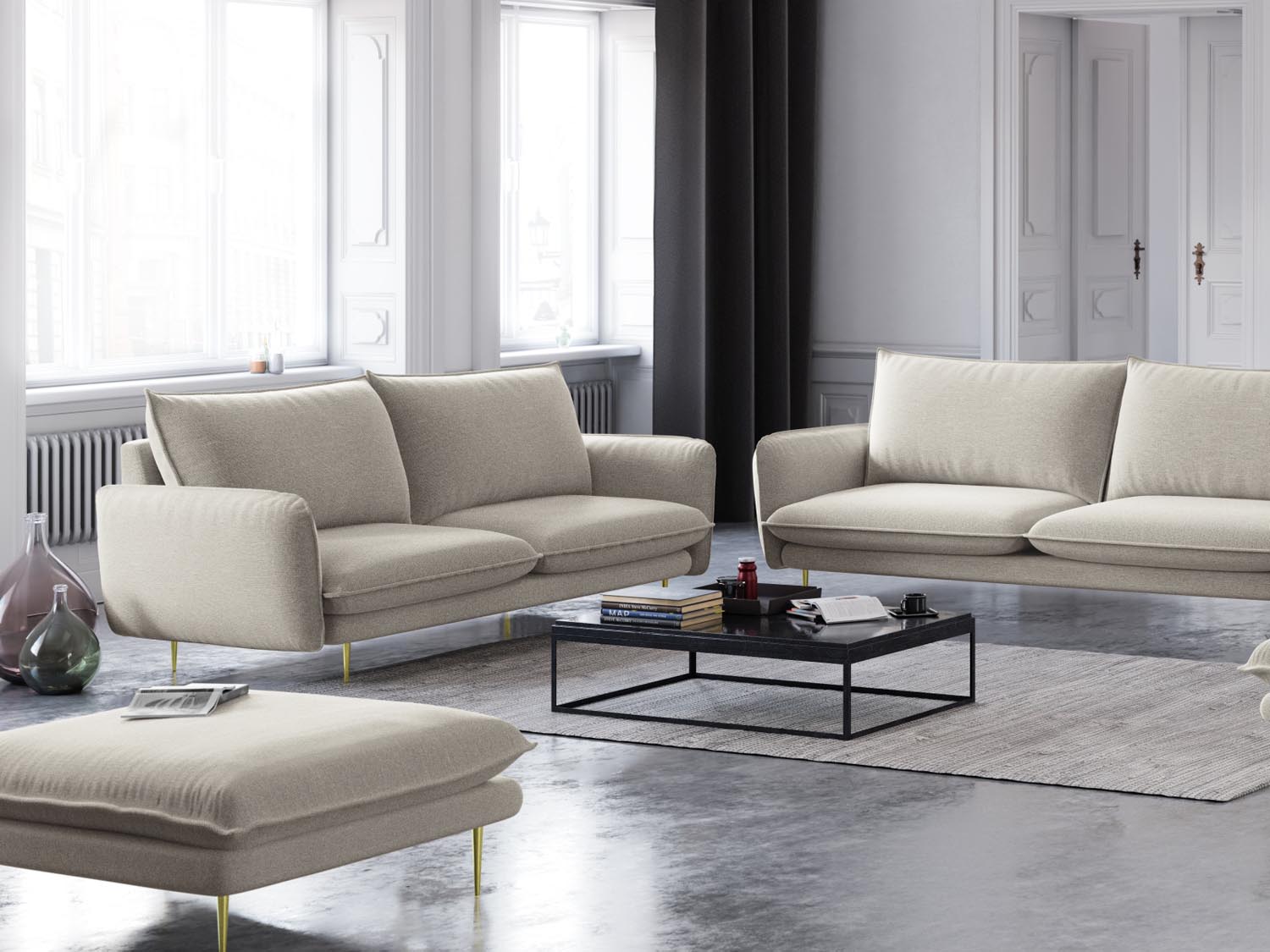 Elegantes 2-Sitzer Sofa "Vienna" in sanftem Beige mit goldenen Akzenten, ideal für stilvolle Wohnräume.