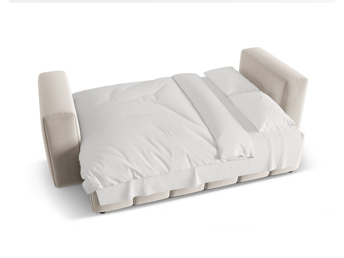 Sandfarbenes Samt-Bettsofa Verona mit drei Sitzplätzen, ausklappbarer Liegefläche, Bettkasten und schwarzen Kunststoffbeinen im Wohnraum.