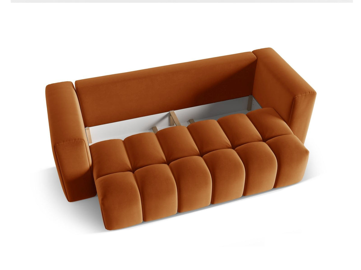 Sandfarbenes Samt-Bettsofa Verona mit drei Sitzplätzen, ausklappbarer Liegefläche, Bettkasten und schwarzen Kunststoffbeinen im Wohnraum.