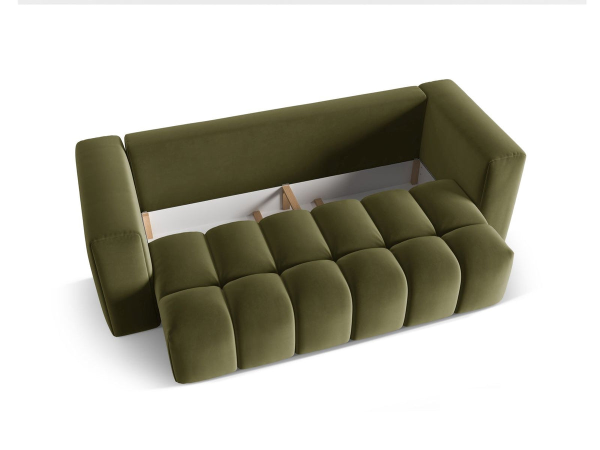 Sandfarbenes Samt-Bettsofa Verona mit drei Sitzplätzen, ausklappbarer Liegefläche, Bettkasten und schwarzen Kunststoffbeinen im Wohnraum.