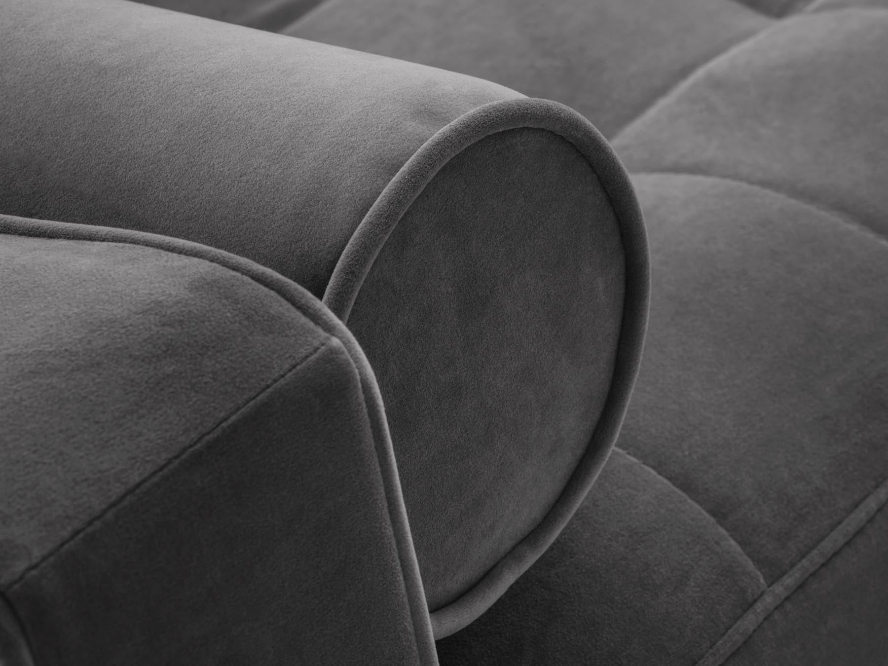 Modernes 3-Sitzer Sofa Aspen in stilvollem Dunkelgrau, vielseitig einsetzbar als Schlafsofa mit praktischem Stauraum für Wohnaccessoires.