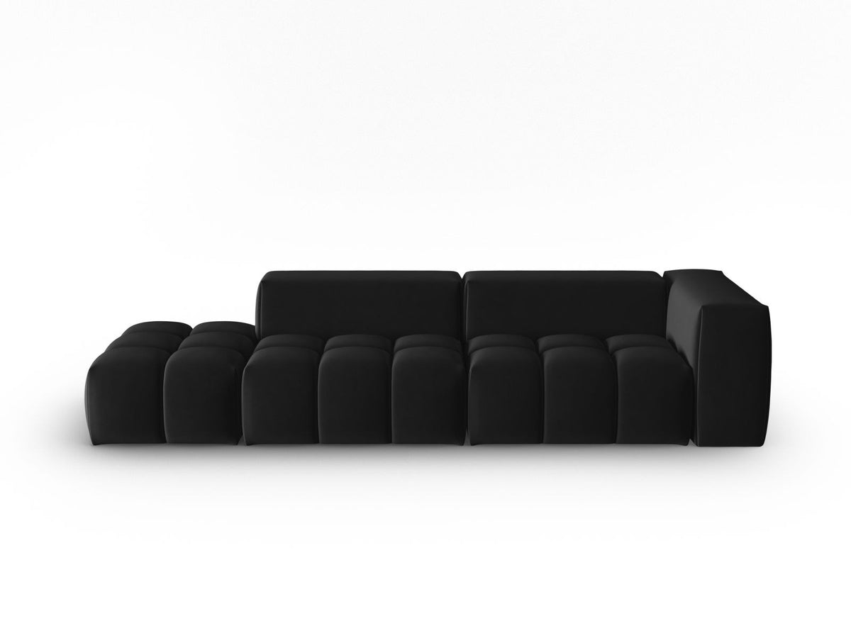 Modulares 4er Sofa Verona mit sandfarbenem Casino-Samtbezug, schwarzen Kunststoffbeinen und geradliniger Rückenlehne, Ansicht von links.