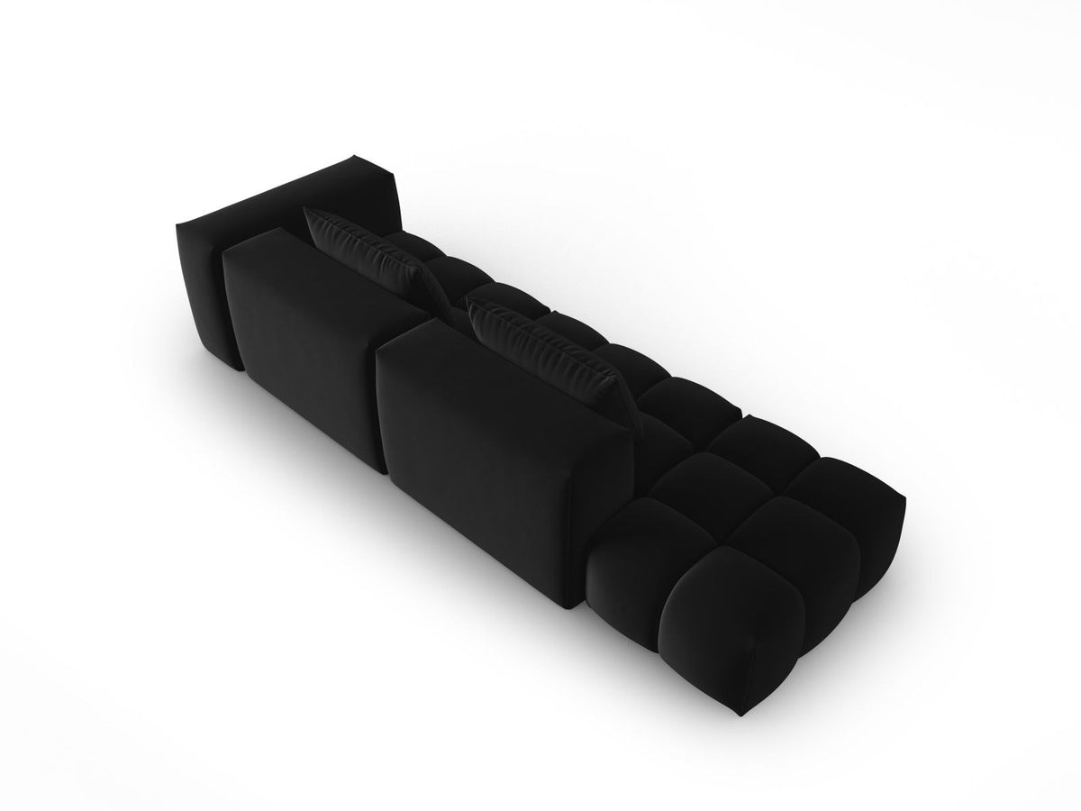 Modulares 4er Sofa Verona mit sandfarbenem Casino-Samtbezug, schwarzen Kunststoffbeinen und geradliniger Rückenlehne, Ansicht von links.
