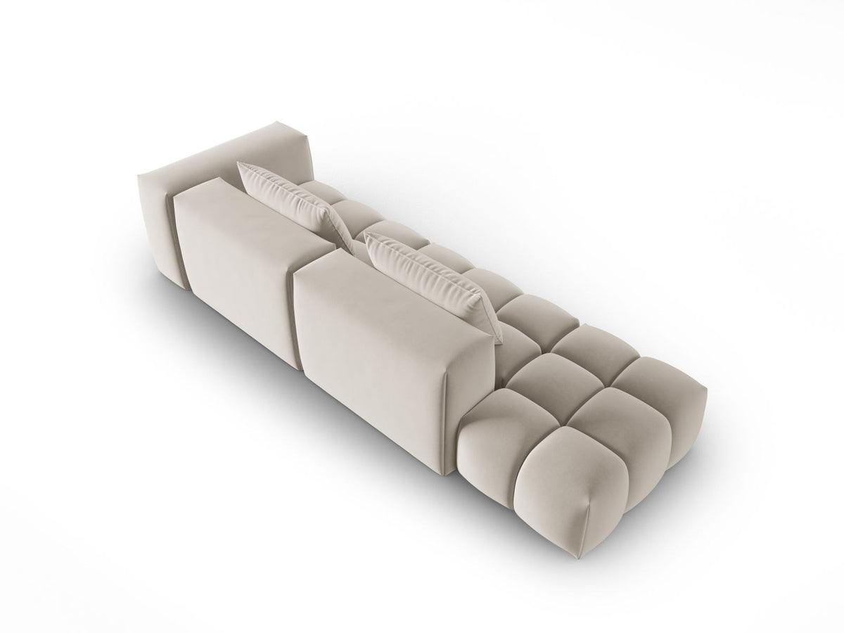 Modulares 4er Sofa Verona mit sandfarbenem Casino-Samtbezug, schwarzen Kunststoffbeinen und geradliniger Rückenlehne, Ansicht von links.