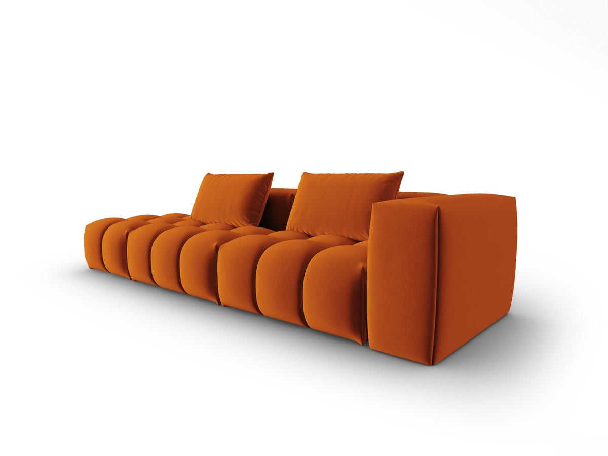 Modulares 4er Sofa Verona mit sandfarbenem Casino-Samtbezug, schwarzen Kunststoffbeinen und geradliniger Rückenlehne, Ansicht von links.