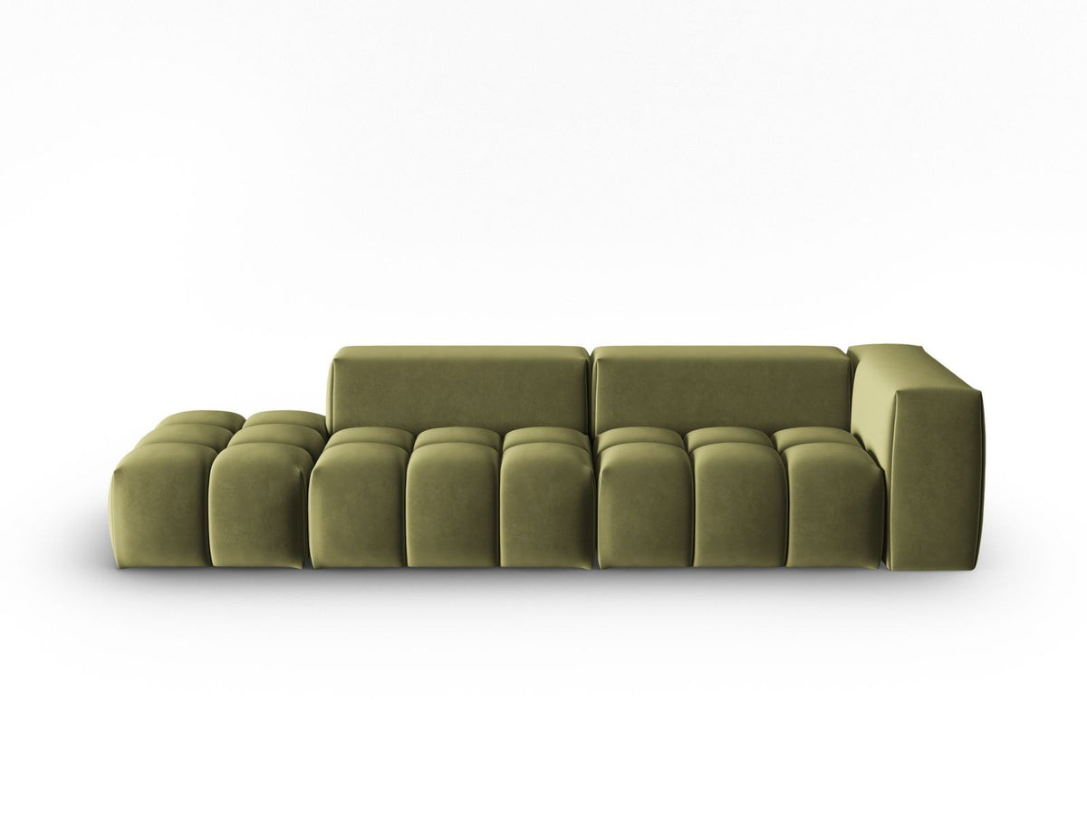 Modulares 4er Sofa Verona mit sandfarbenem Casino-Samtbezug, schwarzen Kunststoffbeinen und geradliniger Rückenlehne, Ansicht von links.
