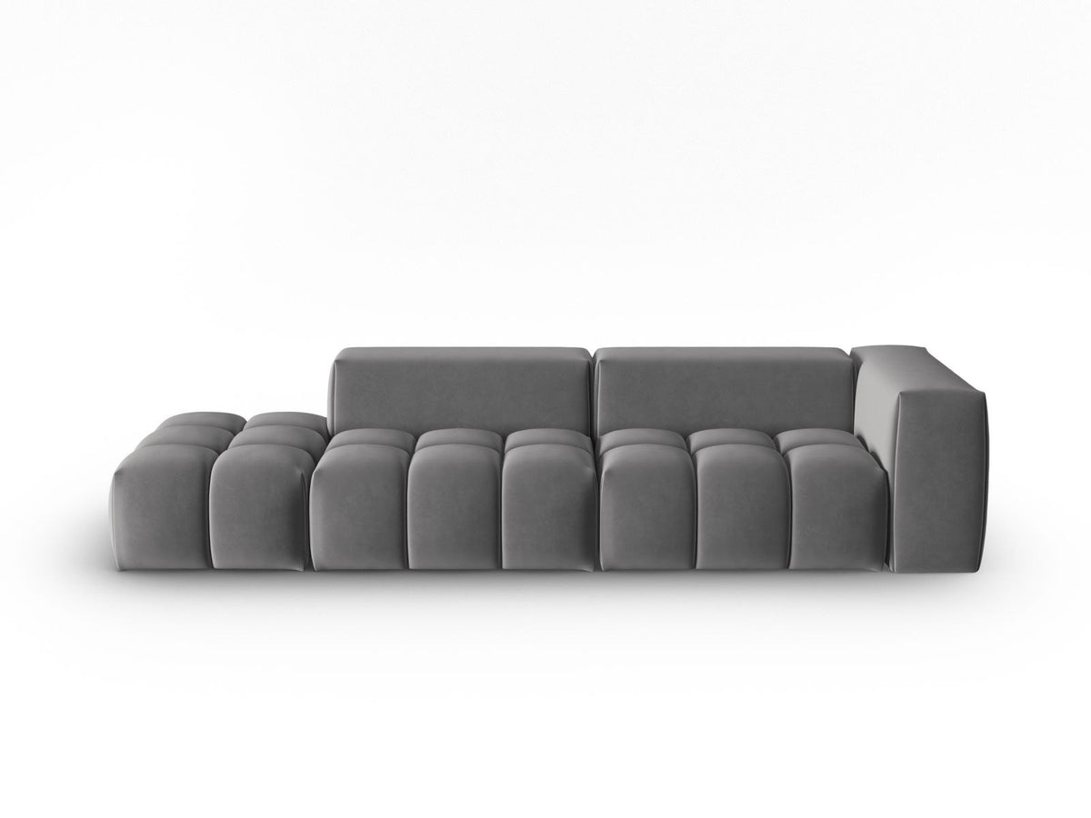 Modulares 4er Sofa Verona mit sandfarbenem Casino-Samtbezug, schwarzen Kunststoffbeinen und geradliniger Rückenlehne, Ansicht von links.