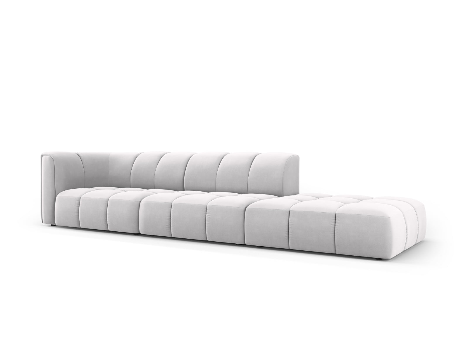 Elegantes 4-Sitzer Sofa Moritz in Silver-Bluvel, ideal für moderne Wohnräume, präsentiert sich in stilvollem Design und hoher Funktionalität.