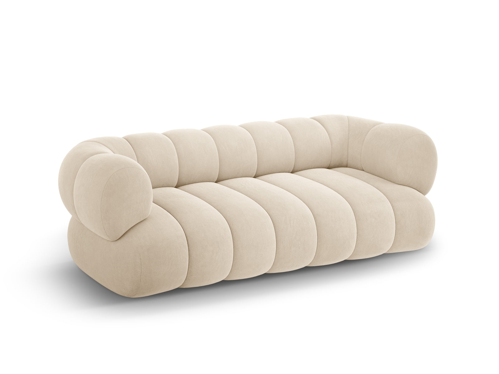 Stilvolles 3-Sitzer Velour Sofa Koge in sanftem Beige, perfekt für moderne Wohnkonzepte und gemütliche Entspannung.