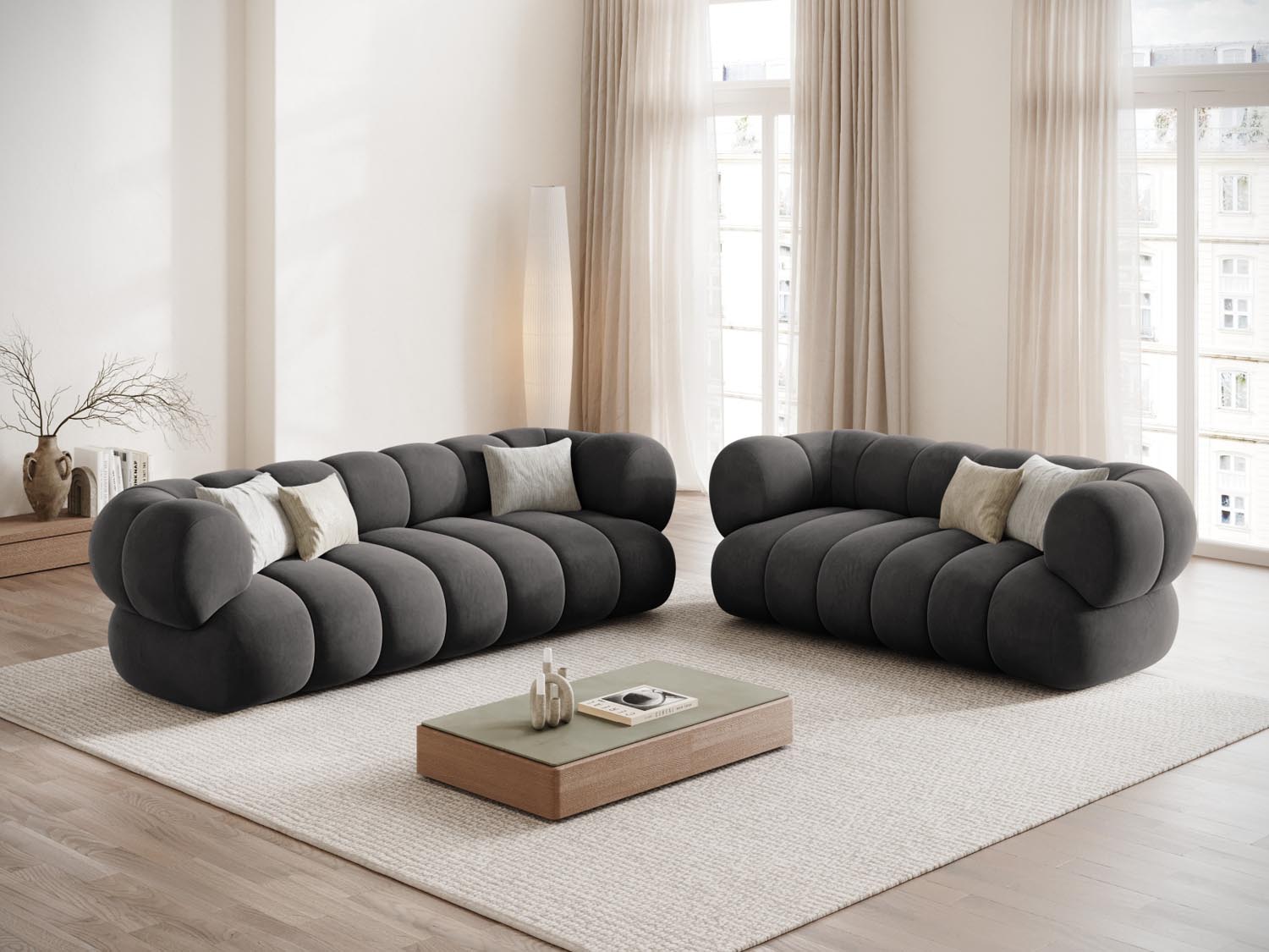 Elegantes Koge Velour Sofa in Grau, 3-Sitzer mit modernem Design, ideal für stilvolle Wohnräume und gemütliche Abende.