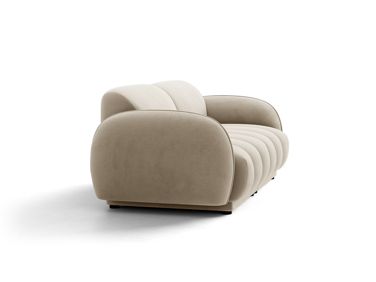 Beige-farbenes 3-Sitzer Sofa mit Samtbezug, schwarzen Kunststoffbeinen und gepolsterter Rückenlehne, Massivholzrahmen, moderne Form.