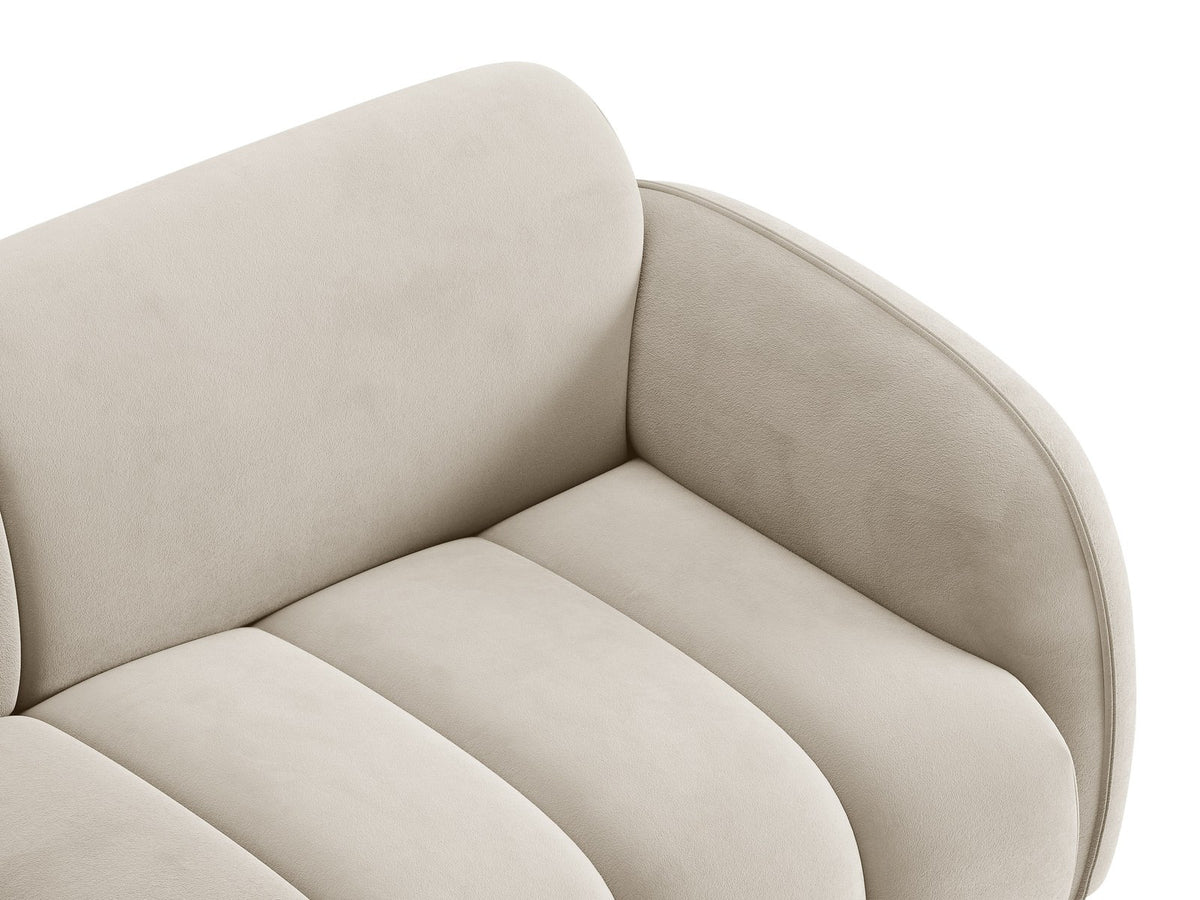 Beige-farbenes 3-Sitzer Sofa mit Samtbezug, schwarzen Kunststoffbeinen und gepolsterter Rückenlehne, Massivholzrahmen, moderne Form.